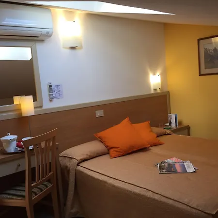 Hotell Tirrenia 3*
